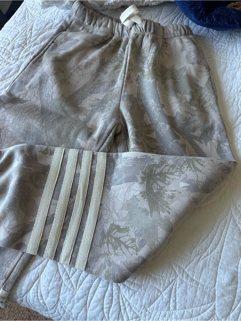 Vintage Havana Women's Light Gray & Sage Camo Athletic joggers
